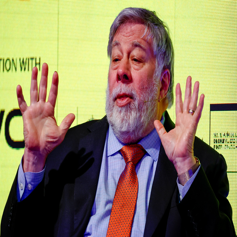 Steve Wozniak, Elon Musk y otras destacadas figuras del ámbito tecnológico solicitan detener el progreso de la inteligencia artificial para evitar poner en riesgo a la humanidad.