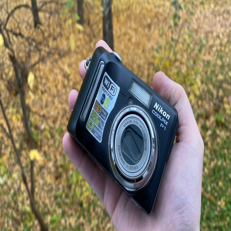 Las cámaras compactas de los años 2000 recuperan su popularidad: un análisis de la Nikon Coolpix P1
