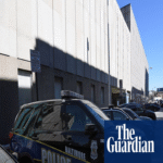 Estudiante estadounidense esposado tras aparente confusión de un sistema de IA que tomó una bolsa de papas fritas por un arma de fuego. Estudiante estadounidense esposado tras aparente confusión de un sistema de IA que tomó una bolsa de papas fritas por un arma de fuego.