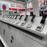 Destino de los dispositivos móviles exhibidos en las tiendas MediaMarkt: un outlet que ofrece iPhone, Pixel y otros modelos con descuentos sustanciales.