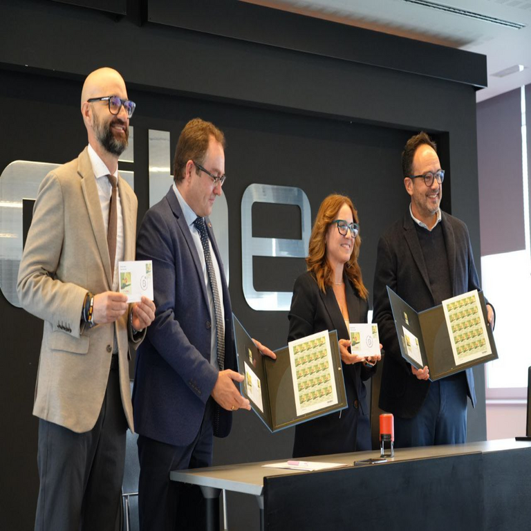 En España, Correos ha lanzado esta mañana un sello postal dedicado a la ciberseguridad.