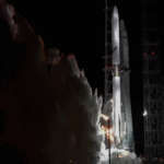 El cohete de gran envergadura desarrollado por Jeff Bezos se encuentra listo para su lanzamiento, atrayendo el interés de la NASA en detrimento de las iniciativas de Elon Musk.