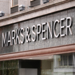 Marks & Spencer registra una caída del 98% en sus ganancias durante la primera mitad de su ejercicio fiscal, impactado por un ciberataque.