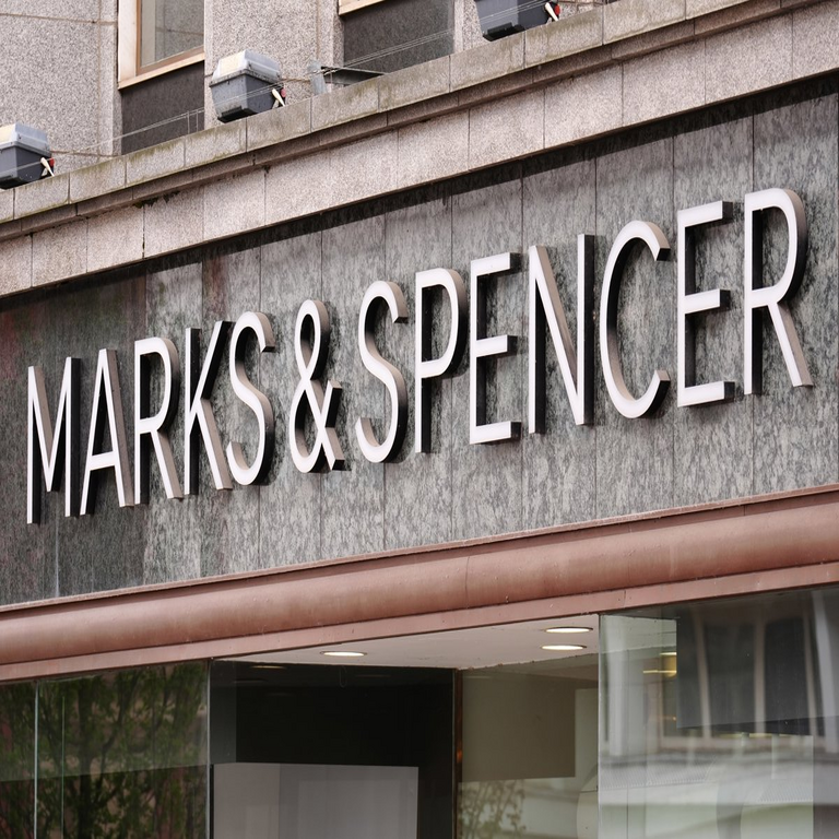 Marks & Spencer registra una caída del 98% en sus ganancias durante la primera mitad de su ejercicio fiscal, impactado por un ciberataque.