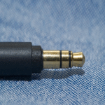 La razón técnica por la que los MacBook más recientes mantienen un conector jack de 70 años de antigüedad