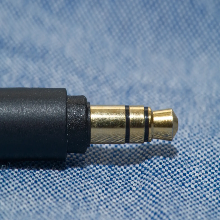 La razón técnica por la que los MacBook más recientes mantienen un conector jack de 70 años de antigüedad