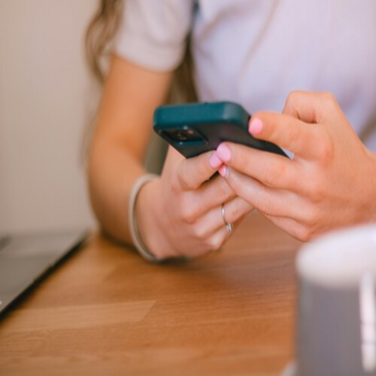 El uso de una aplicación de inteligencia artificial para desvestir digitalmente a una compañera de instituto conlleva una sanción económica: 2.000 euros de multa para los padres del menor implicado.