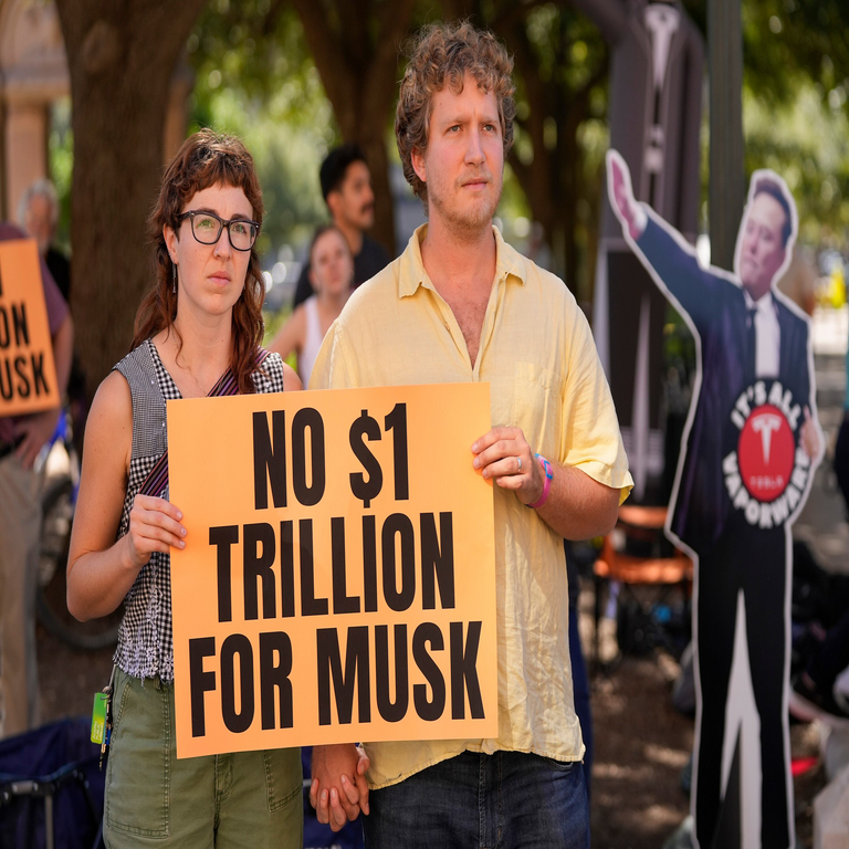 Los accionistas de Tesla aprueban el pago de un billón de dólares a Elon Musk para que lidere la empresa durante la próxima década. Los accionistas de Tesla aprueban el pago de un billón de dólares a Elon Musk para que lidere la empresa durante la próxima década.