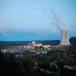 Explorando el funcionamiento interno de una central nuclear: desde el uranio hasta el suministro eléctrico, paso a paso. Explorando el funcionamiento interno de una central nuclear: desde el uranio hasta el suministro eléctrico, paso a paso.