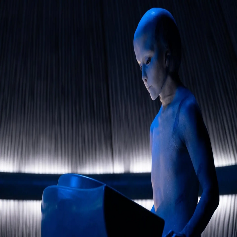 Netflix presenta una peculiar comedia de ciencia ficción que fusiona elementos extraterrestres con drama, posicionándose entre las producciones más vistas.