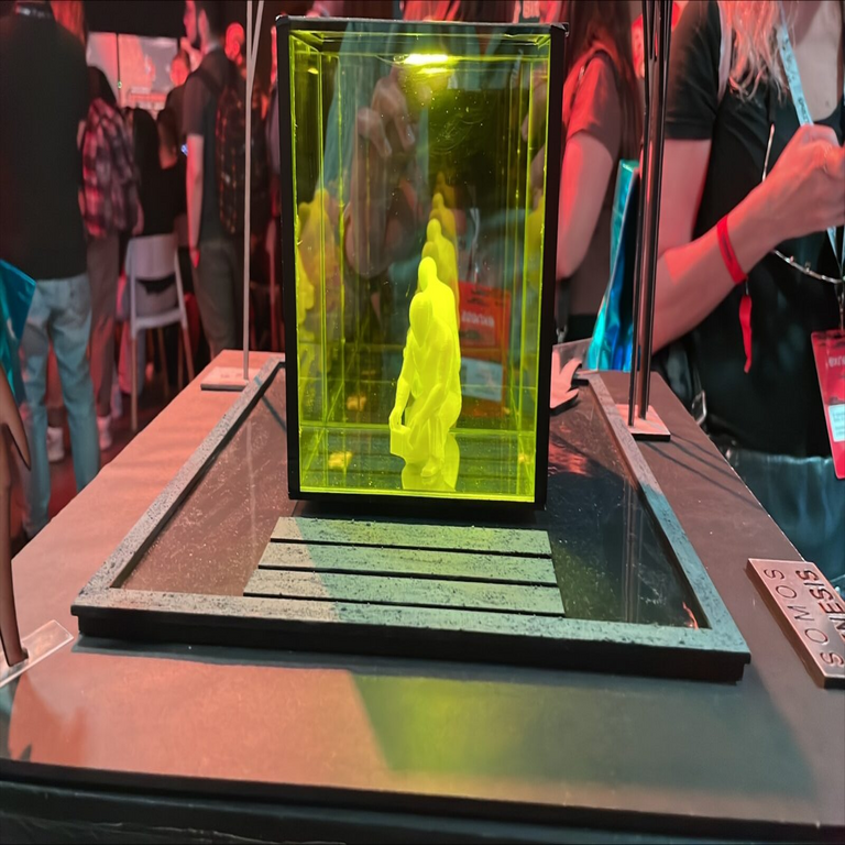 Presentan escultura de Satoshi Nakamoto que se exhibirá en Buenos Aires.