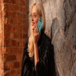 Descubre en profundidad las especificaciones del Motorola Edge 60 Neo, incluyendo sus capacidades de inteligencia artificial y su pantalla de mayor luminosidad.