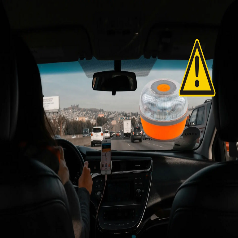 La DGT advierte: la baliza V16 no es un juguete; infringir esta norma puede acarrear multas de hasta 30.000 euros.