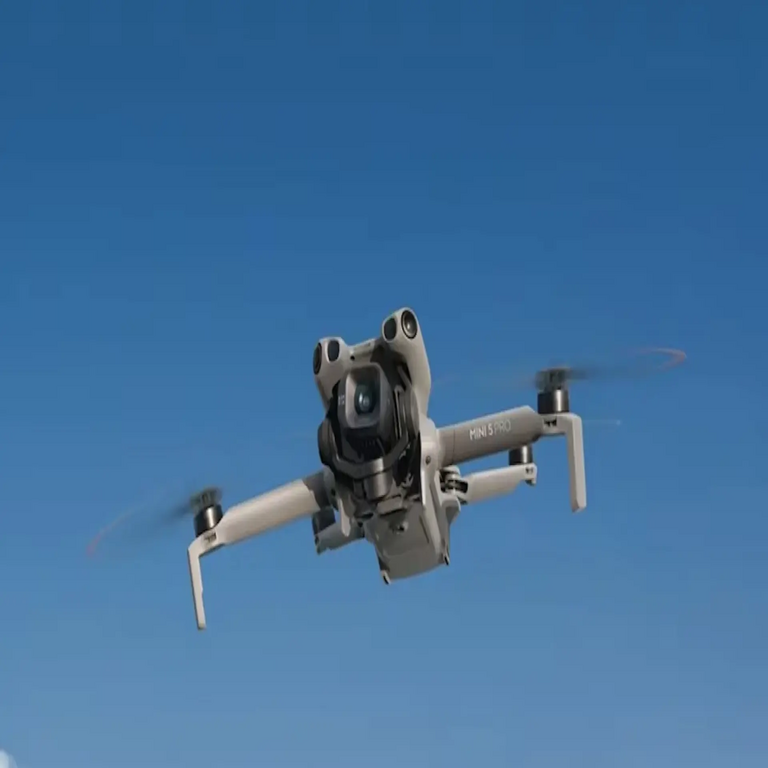 Este dron cabe en el bolsillo y transmite vídeo a 20 km; es de gama alta y ahora está con un descuento considerable.