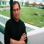 El origen del suéter de cuello alto de Steve Jobs no se remonta a Apple, sino a una visita a Sony en la década de 1980, inspirado en un uniforme corporativo que constituyó un fracaso.