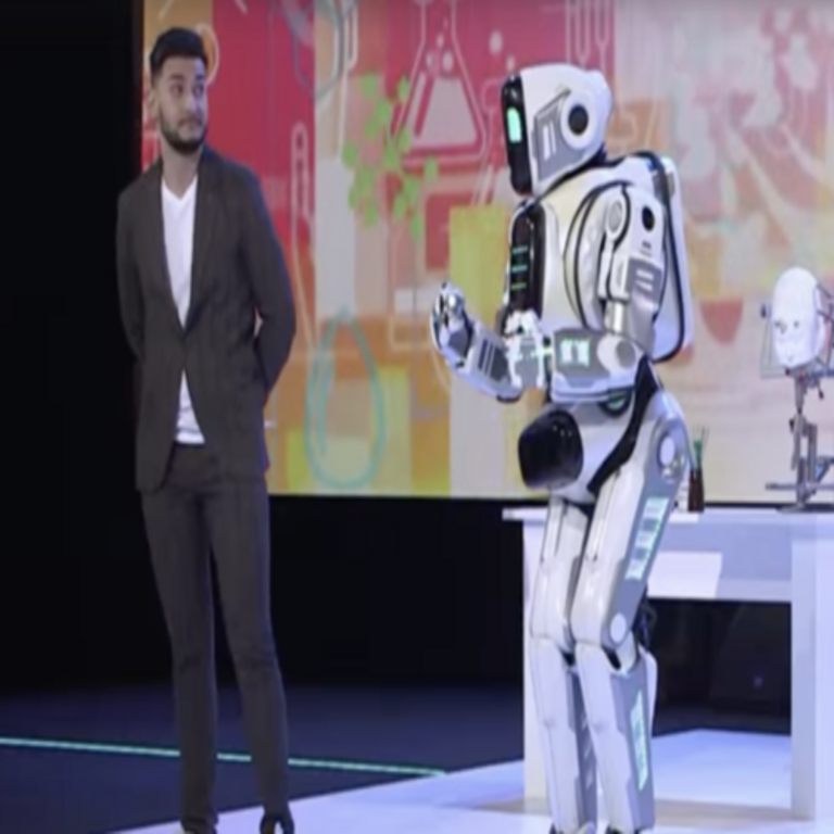 En 2018, Rusia introdujo su innovador y avanzado robot humanoide, aunque el principal inconveniente radicaba en que no se trataba de un verdadero robot. En 2018, Rusia introdujo su innovador y avanzado robot humanoide, aunque el principal inconveniente radicaba en que no se trataba de un verdadero robot.