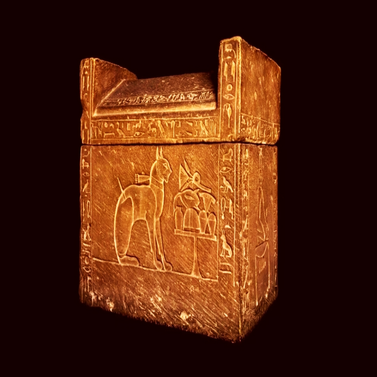 El príncipe del antiguo Egipto que profesaba un profundo afecto por su felino compañero. El príncipe del antiguo Egipto que profesaba un profundo afecto por su felino compañero.