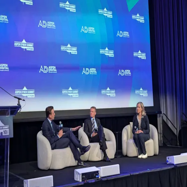 La estrategia cibernética de Trump enfatizará la disuasión de adversarios y la consulta con la industria. La estrategia cibernética de Trump enfatizará la disuasión de adversarios y la consulta con la industria.