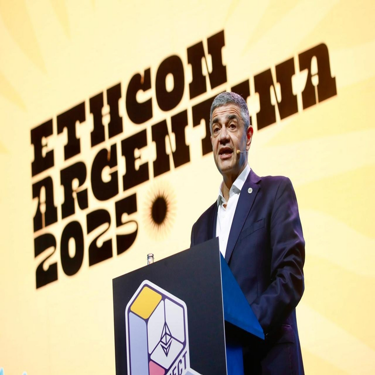 Jorge Macri participa en la feria mundial de Ethereum declarando que avanzan hacia una ciudad on-chain. Jorge Macri participa en la feria mundial de Ethereum declarando que avanzan hacia una ciudad on-chain.