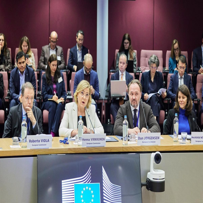 La Unión Europea sugiere relajar las normativas sobre inteligencia artificial y protección de la privacidad.