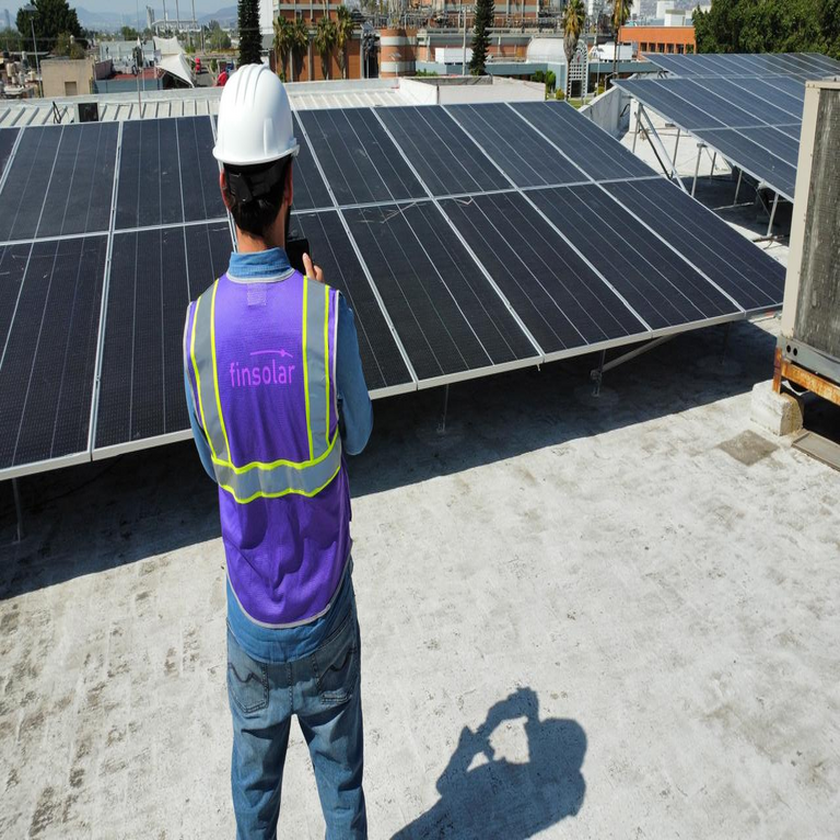 Finsolar destinará 250 millones de dólares para promover la transición energética en México mediante una alianza con Cox.