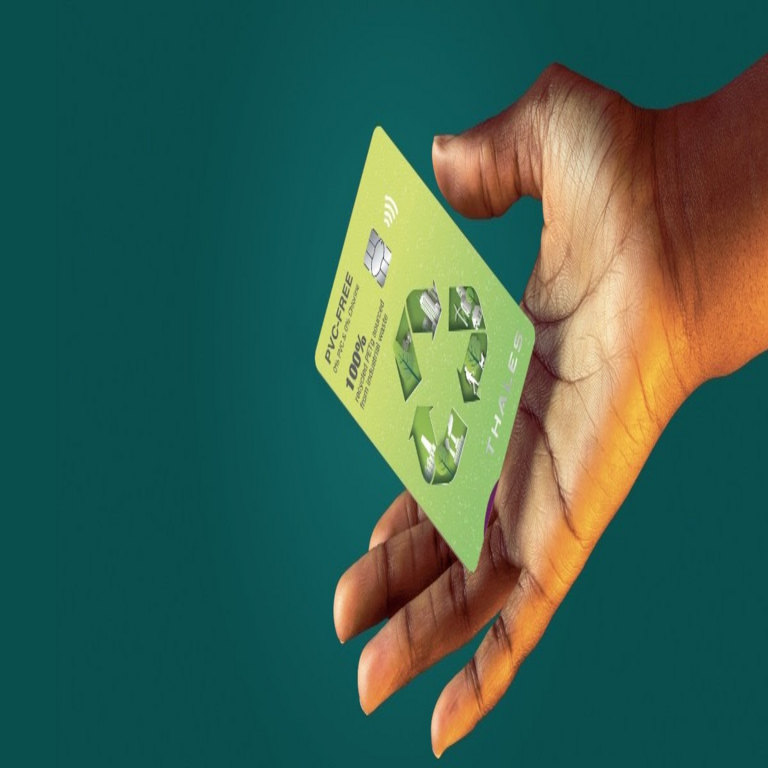 Thales introduce en América Latina una innovadora tarjeta exenta de plásticos.