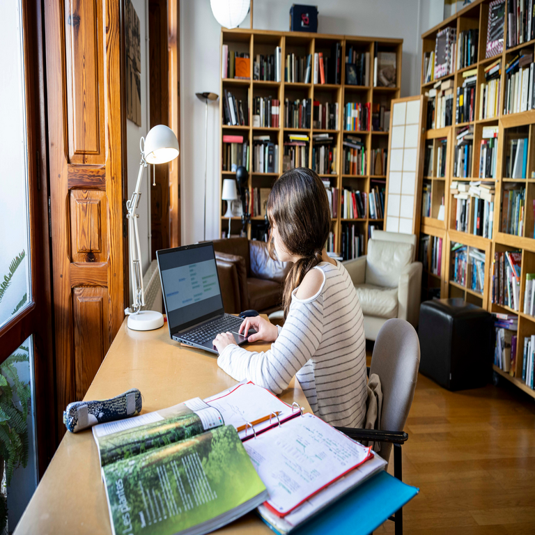 Los estudiantes adoptan activamente la inteligencia artificial para sus estudios: su expansión se produce de manera descontrolada, similar a lo ocurrido con las redes sociales.