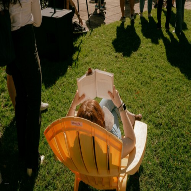 El surgimiento de un movimiento opuesto a la lectura: un creciente número de personas reconoce el uso de la inteligencia artificial para resumir libros