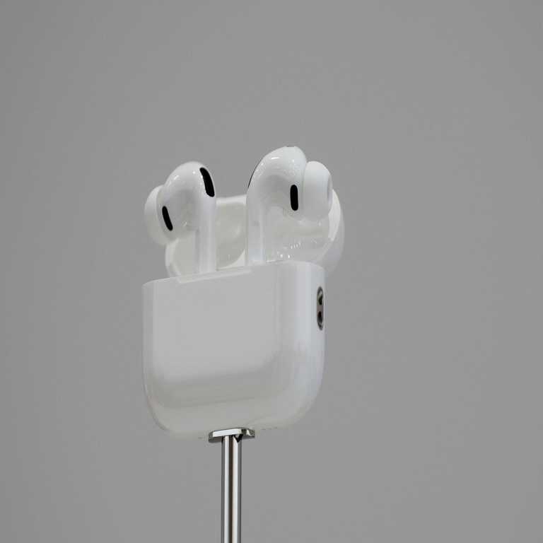 Investigan el método para interpretar pensamientos mediante AirPods utilizando inteligencia artificial.