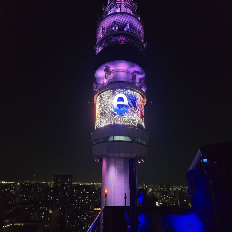 Entel informa mediante sus redes sociales el retorno de los espectáculos pirotécnicos a la Torre Entel.
