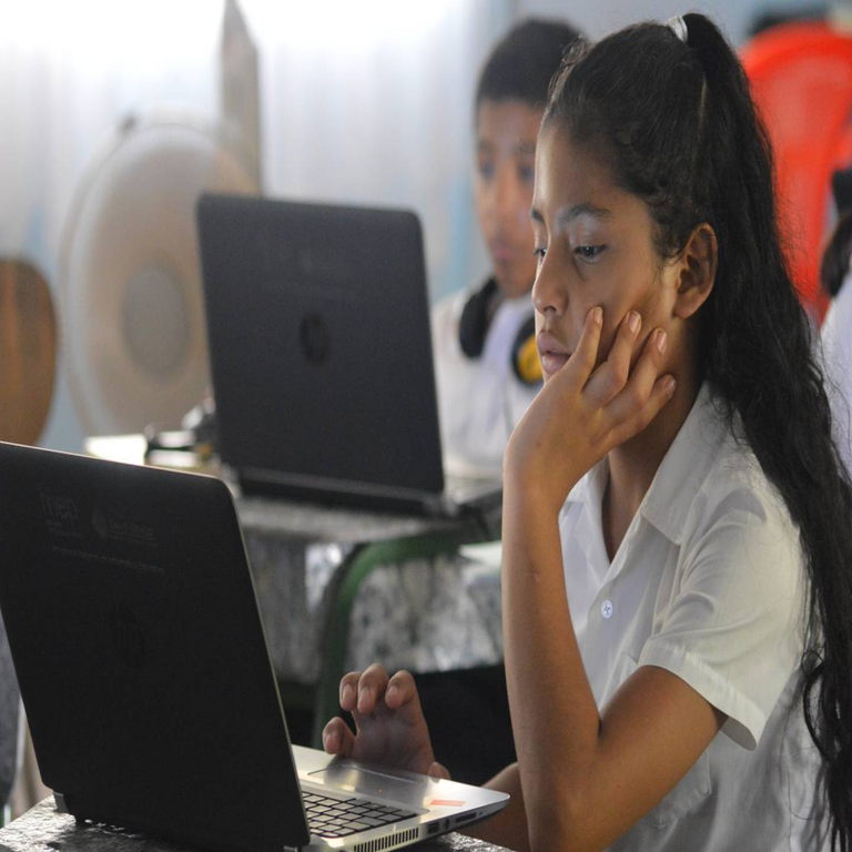 Chile: La Cámara de Diputados aprueba ley que veta el uso de teléfonos celulares en establecimientos educacionales a partir de 2026.