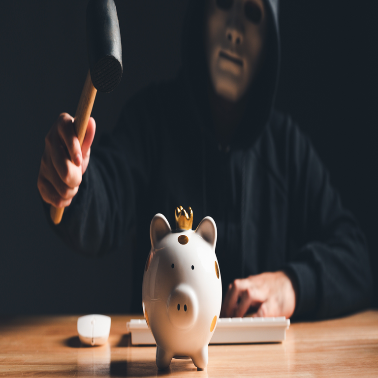 Estafadores de inversiones atraen víctimas mediante publicidad falsa de celebridades.