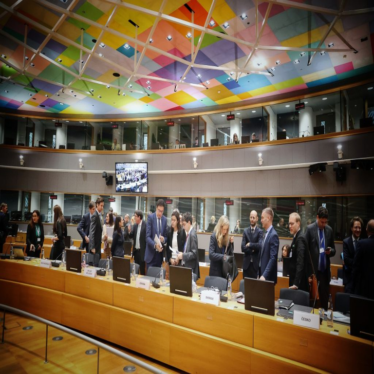 En España, Óscar López respalda a la Comisión Europea ante las críticas de Estados Unidos por la sanción impuesta a X.