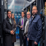 Samuel García recorre el centro de datos de Equinix en Estados Unidos.