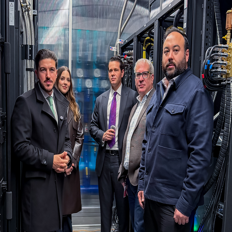 Samuel García recorre el centro de datos de Equinix en Estados Unidos.