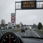 La Dirección General de Tráfico establece los 100 km/h como el nuevo límite máximo de velocidad en autovías y autopistas, sin alterar el código de circulación. La Dirección General de Tráfico establece los 100 km/h como el nuevo límite máximo de velocidad en autovías y autopistas, sin alterar el código de circulación.