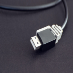 Evite conectar este dispositivo al puerto USB de su ordenador o dispositivo móvil, ya que podría generar complicaciones significativas.