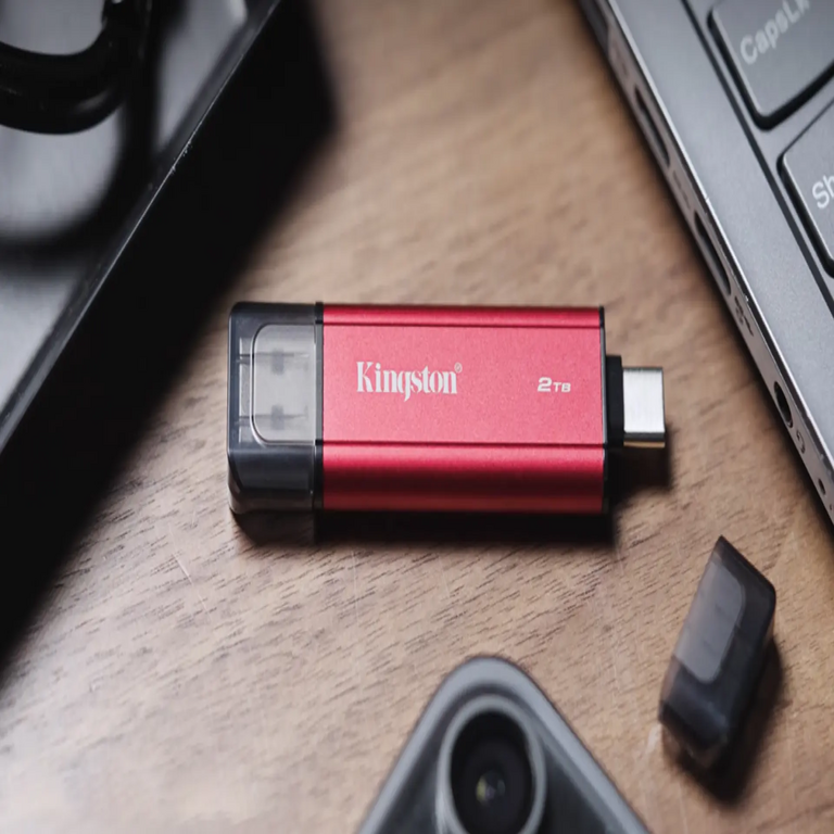 Aunque se asemeja a un pendrive, se trata de un SSD externo inalámbrico compatible con cualquier dispositivo. Aunque se asemeja a un pendrive, se trata de un SSD externo inalámbrico compatible con cualquier dispositivo.