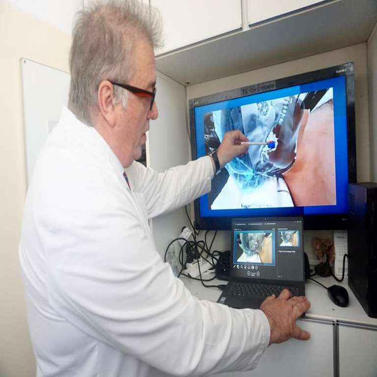 En Argentina, en el Hospital Pirovano, se realizó la primera intervención quirúrgica con realidad aumentada.