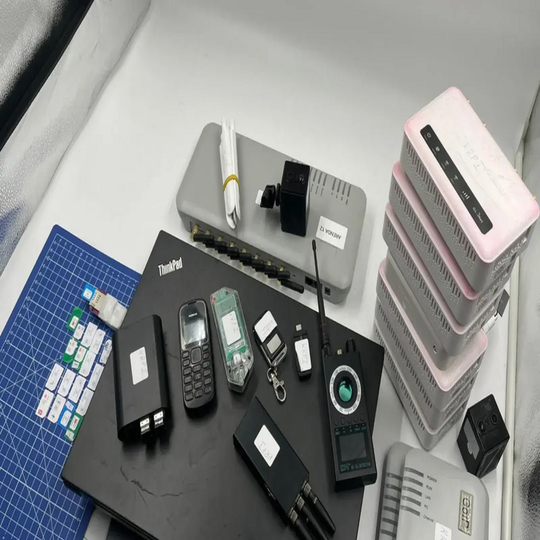 Las autoridades detuvieron a hackers en posesión de equipo de hacking FLIPPER especializado utilizado para atacar sistemas de TI. Las autoridades detuvieron a hackers en posesión de equipo de hacking FLIPPER especializado utilizado para atacar sistemas de TI.