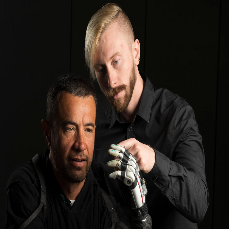 Desarrollo de una mano biónica con capacidad para detener una bola de algodón sin estrujarla Desarrollo de una mano biónica con capacidad para detener una bola de algodón sin estrujarla