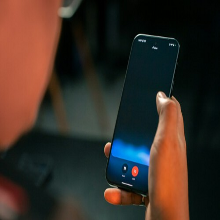 Desde establecer un recordatorio hasta ofrecer una opinión sobre tu atuendo y más: Gemini realiza numerosas funciones desde tu dispositivo móvil, todo ello sin costo alguno. Desde establecer un recordatorio hasta ofrecer una opinión sobre tu atuendo y más: Gemini realiza numerosas funciones desde tu dispositivo móvil, todo ello sin costo alguno.