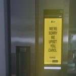 Una mujer requiere hospitalización tras presenciar un anuncio inquietante de Apple TV en su refrigerador Samsung, el cual la invocaba por su nombre.