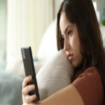 Eliminación de TikTok: Especialistas retiran las redes sociales a los jóvenes para evaluar su salud mental, revelando resultados inesperados.