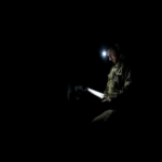 Rusia ha identificado una herramienta disruptiva que genera temor comparable al de sus operaciones kamikaze: la desactivación de dispositivos móviles al caer la noche.