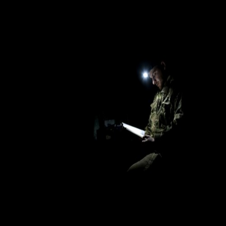 Rusia ha identificado una herramienta disruptiva que genera temor comparable al de sus operaciones kamikaze: la desactivación de dispositivos móviles al caer la noche.