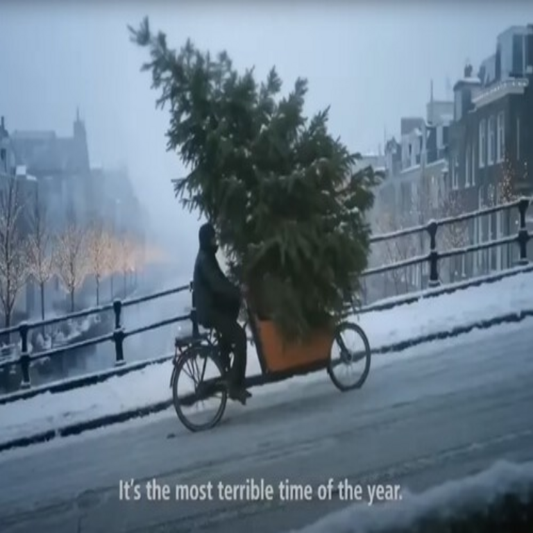 McDonald’s no ha extraído lecciones de Coca-Cola al lanzar un anuncio publicitario navideño generado por inteligencia artificial, lo que ha generado reacciones aún más adversas.