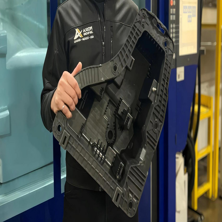 Un joven investigador desarrolla un material innovador para vehículos automotores más seguros y livianos: un plástico reforzado con grafeno. Un joven investigador desarrolla un material innovador para vehículos automotores más seguros y livianos: un plástico reforzado con grafeno.