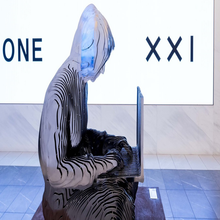 La Bolsa de Valores de Nueva York ha instalado una estatua de Satoshi Nakamoto en reconocimiento a Bitcoin. La Bolsa de Valores de Nueva York ha instalado una estatua de Satoshi Nakamoto en reconocimiento a Bitcoin.