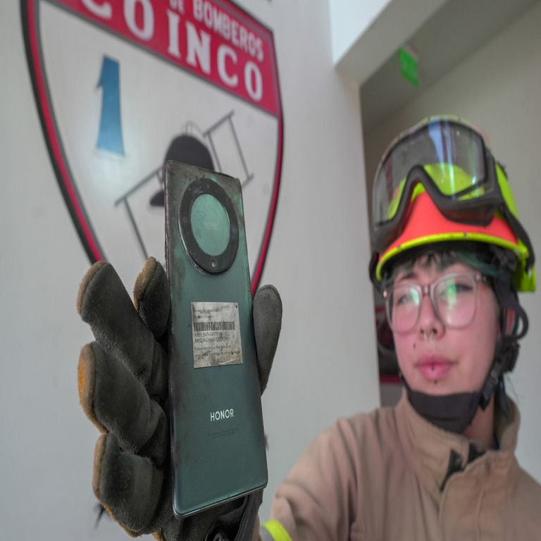 El teléfono móvil de una bombera permanece extraviado durante varias horas en un incendio y continúa recibiendo notificaciones de WhatsApp.